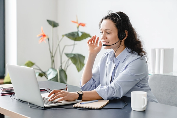 Conseillère du service client ibprotv assistant un utilisateur IPTV